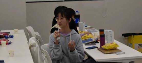 人在吃东西描述已自动生成